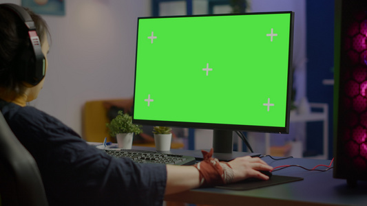 妇女用绿色屏幕在强大的计算机上流线电子游戏网络视频