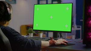妇女用绿色屏幕的计算机玩游戏12秒视频