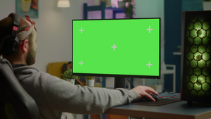 游戏玩家在绿屏桌面的计算机上玩游戏19秒视频