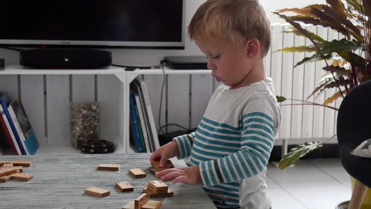 玩多米诺游戏的两岁小男孩视频