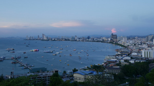 日落或海湾日出时从船上照明每昼夜不停地看帕塔亚景象14秒视频