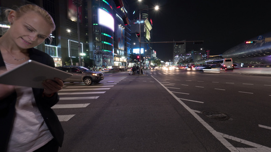 南朝鲜夜里带平板电脑的女人时间过后视频