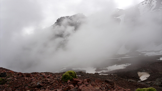 雪山中云层的落下视频