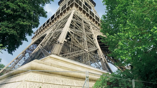 在阳光灿烂的夏日埃菲尔塔时间倒塌巴黎法国绿树和阴云视频