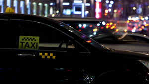 夜间出租车车后城市交通时间12秒视频
