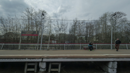从一列移动火车的窗口看看到树木建筑物桥梁和铁路视频