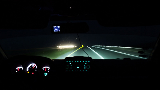 在夜间路上驾驶汽车的时差视频