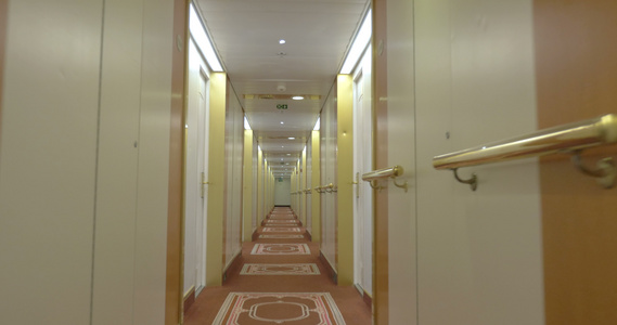 移动在旅馆走廊内有轻型内装灯光视频