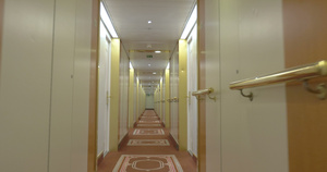 移动在旅馆走廊内有轻型内装灯光10秒视频
