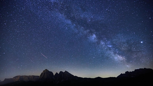 意大利多洛米蒂山脉上银河星空视频