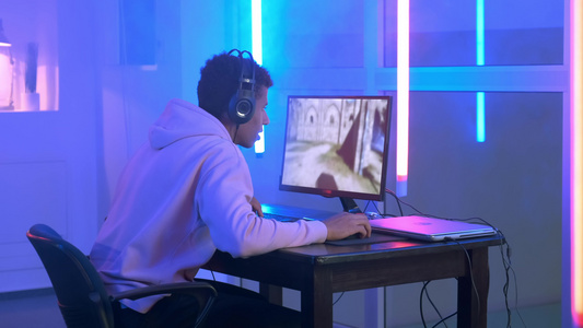 在个人电脑上玩在线视频游戏的耳机中的辅助游戏器视频