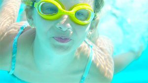 在游泳池的小女孩水下和笑着15秒视频
