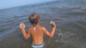 儿童在海上游泳24秒视频