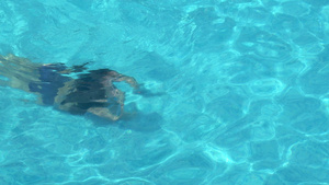 美女在游泳池水下游泳22秒视频