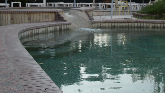 游泳池清澈的绿绿水和楼梯在美丽的花园下方的水下视频