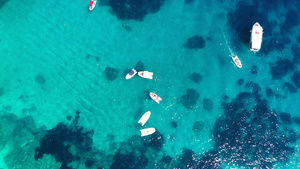 阳光明媚的日子在泻湖上的游艇帆船海上游艇航拍无人机16秒视频