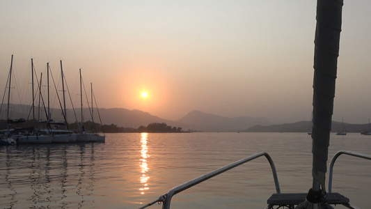 日落时在码头的游艇视频