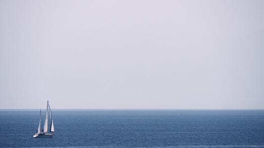 天空海洋和游艇的景象视频