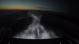 夜间航行的一艘船只在船上起航时的风景11秒视频