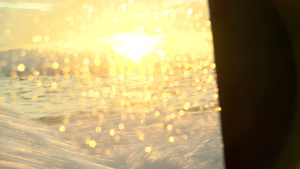 太阳反射在船的窗口上7秒视频