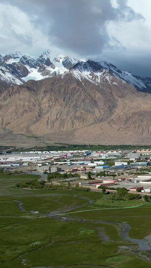 航拍新疆南部昆仑山脉下著名旅游小镇塔县全景视频自驾旅游56秒视频