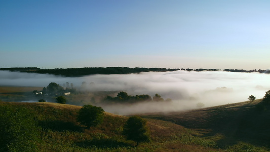 无人驾驶的无人机飞过带烟雾的农村风景视频