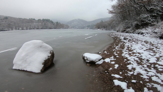 冬季山区地貌的冰冻湖泊视频