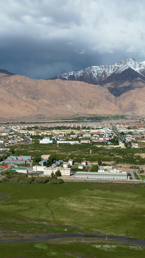 航拍新疆南部昆仑山脉下著名旅游小镇塔县全景视频新疆旅游56秒视频