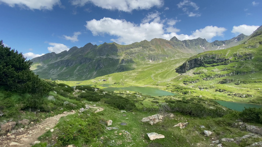 在古代陶伦岛的吉拉克西湖岸边陡峭的山坡上奥斯特里亚视频