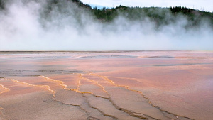 在黄石公园的火山湖上蒸汽秋天12秒视频