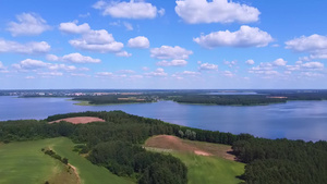 从一个大而美丽的蓝湖高度的风景51秒视频