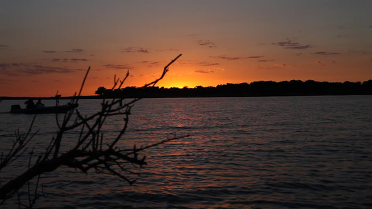 葡萄湖日落和一条小船视频