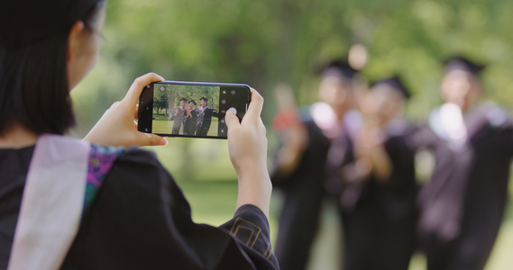 8K用手机为同学们拍毕业照视频