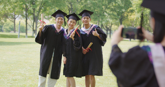 8K拍毕业合照的大学毕业生视频