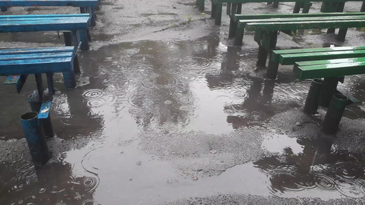 春雨降下水滴在水坑中滴水视频