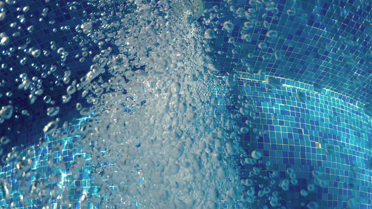 热温泉水池清蓝水中的空气泡泡视频