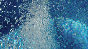 热温泉水池清蓝水中的空气泡泡19秒视频