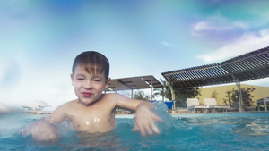 男孩在游泳池里玩得开心36秒视频