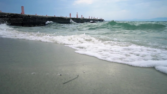 海浪在沙滩上拍打视频