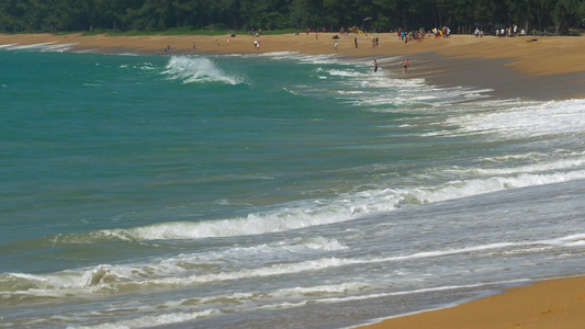 在普吉机场附近的MaiKhau海滩沙滩上旅游的游客视频