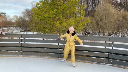 可爱的小女孩滑冰在冰上视频