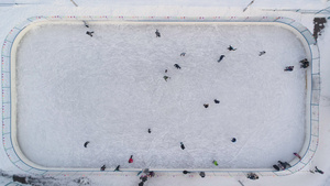 一群人在大型溜冰场上滑冰鸟瞰图21秒视频