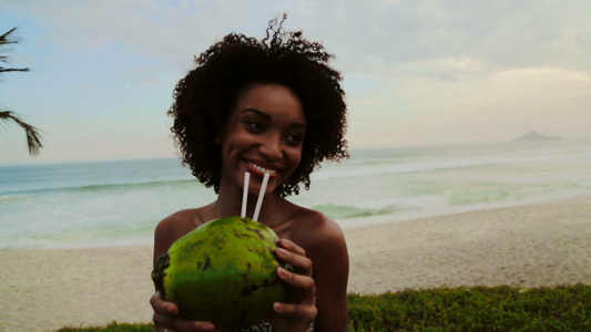 年轻女子喝椰子水视频