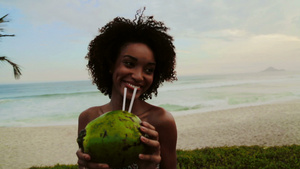 年轻女子喝椰子水11秒视频