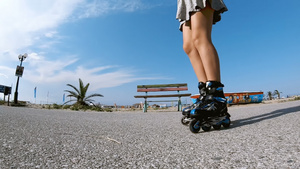在海滩附近穿着溜冰鞋的年轻女子18秒视频