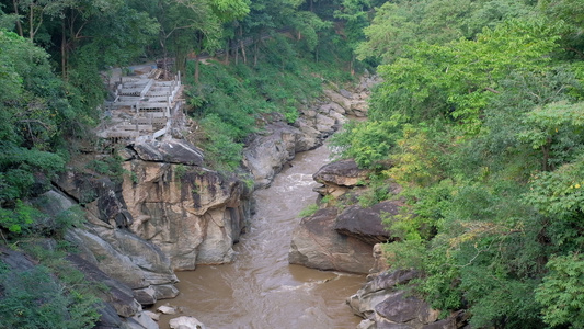 夏季森林中流经山的溪水流流视频