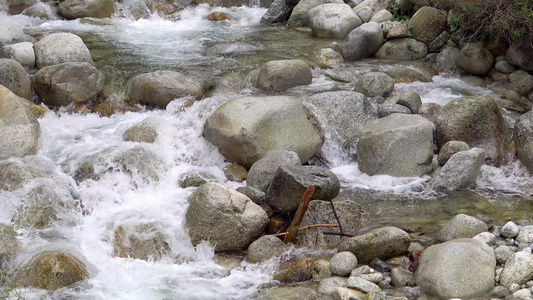 自然背景岩石环状石块上流过岩石的山河视频