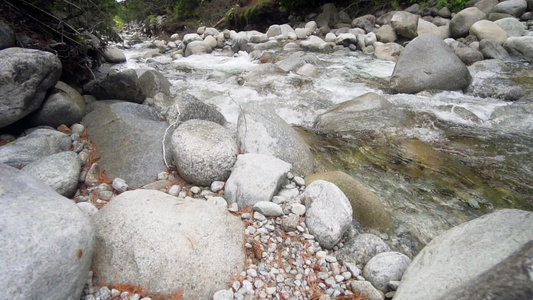 山河在岩石上流过石块自然背景缓慢运动视频