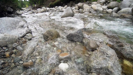 秋林沿山河流的秋天森林中缓慢移动的大型弯曲石块和岩石视频