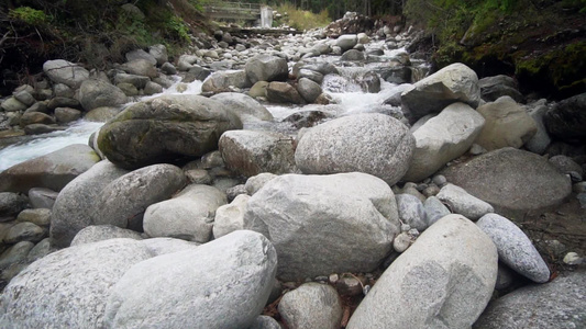 秋林沿山河流的秋天森林中缓慢移动的大型弯曲石块和岩石视频